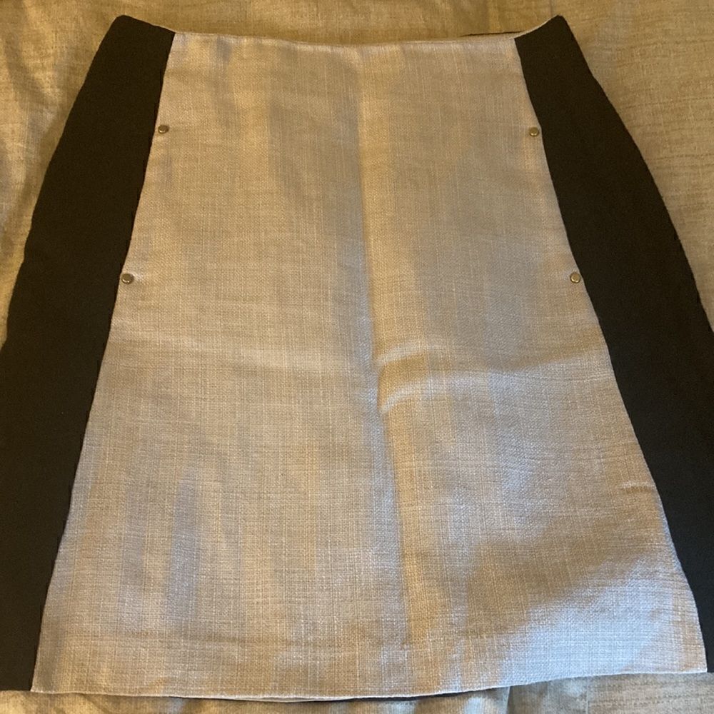 Les Copains A Line skirt with exposed back zipper. Beige/black. Size 42/6.